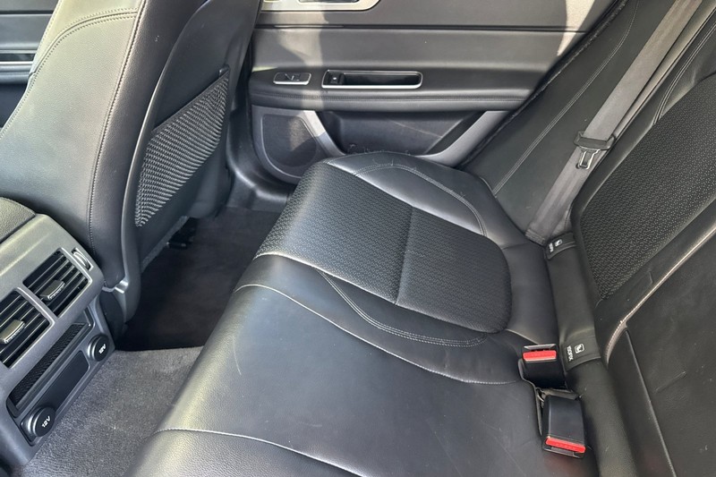 Jaguar XF Vehicle Full-screen Gallery Image 12