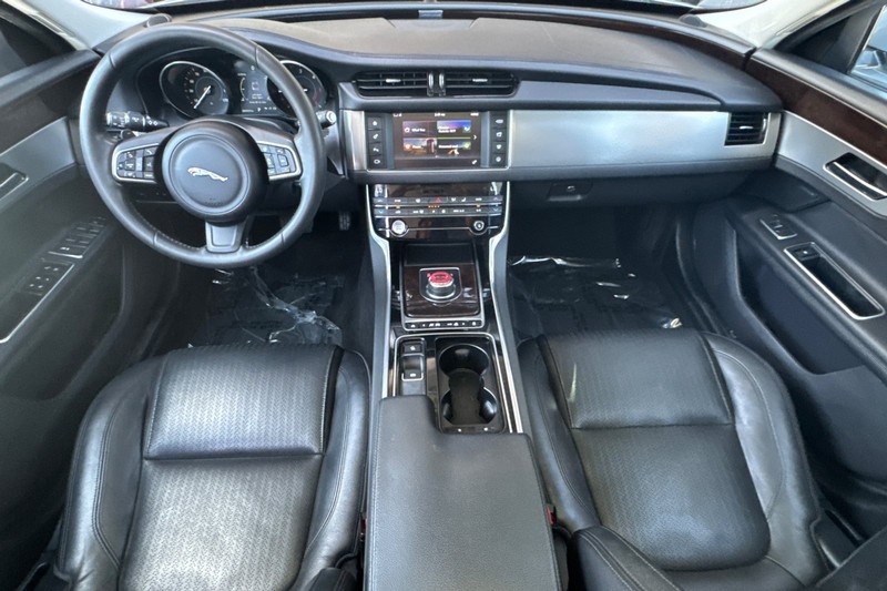 Jaguar XF Vehicle Full-screen Gallery Image 13