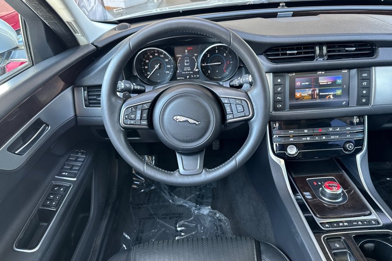 Jaguar XF Vehicle Full-screen Gallery Image 14