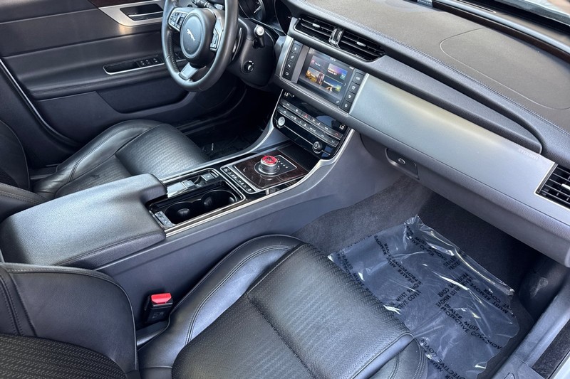 Jaguar XF Vehicle Full-screen Gallery Image 15