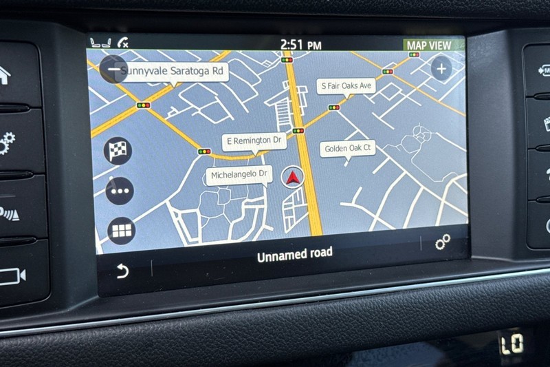 Jaguar XF Vehicle Full-screen Gallery Image 18