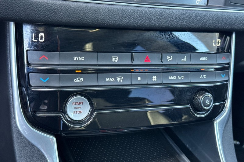 Jaguar XF Vehicle Full-screen Gallery Image 20