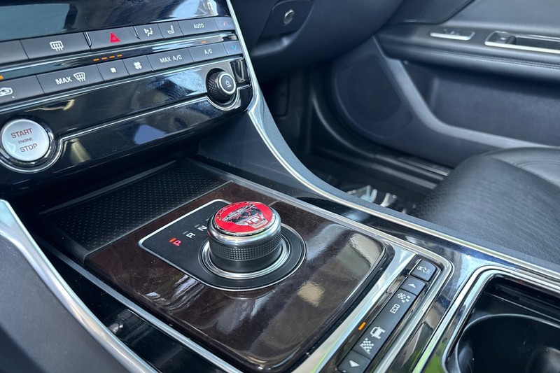 Jaguar XF Vehicle Full-screen Gallery Image 21