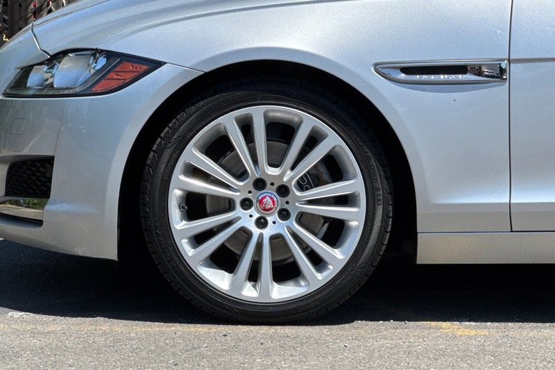 Jaguar XF Vehicle Full-screen Gallery Image 26