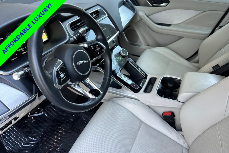 Jaguar I-PACE Vehicle Full-screen Gallery Image 10
