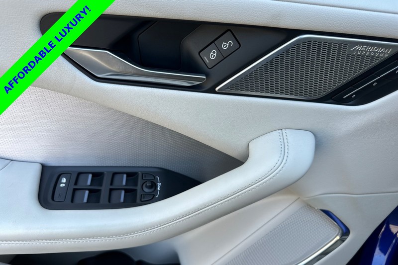 Jaguar I-PACE Vehicle Full-screen Gallery Image 11