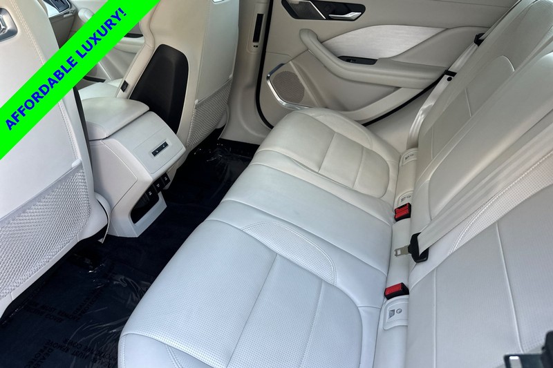 Jaguar I-PACE Vehicle Full-screen Gallery Image 12
