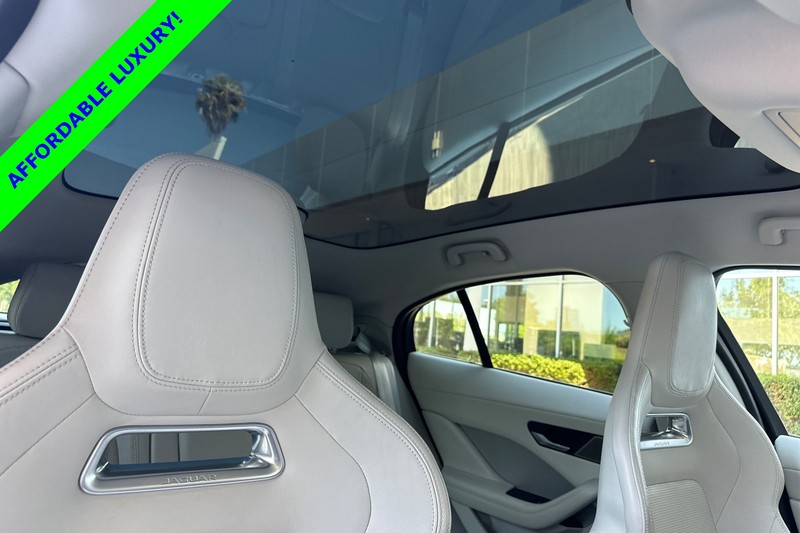 Jaguar I-PACE Vehicle Full-screen Gallery Image 17