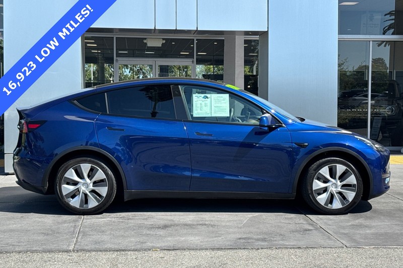 Tesla Model Y Vehicle Full-screen Gallery Image 03