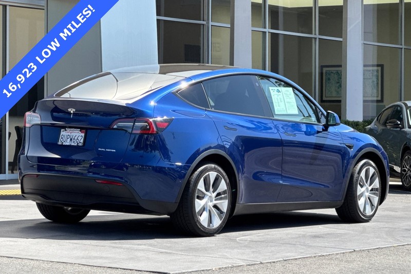 Tesla Model Y Vehicle Full-screen Gallery Image 04