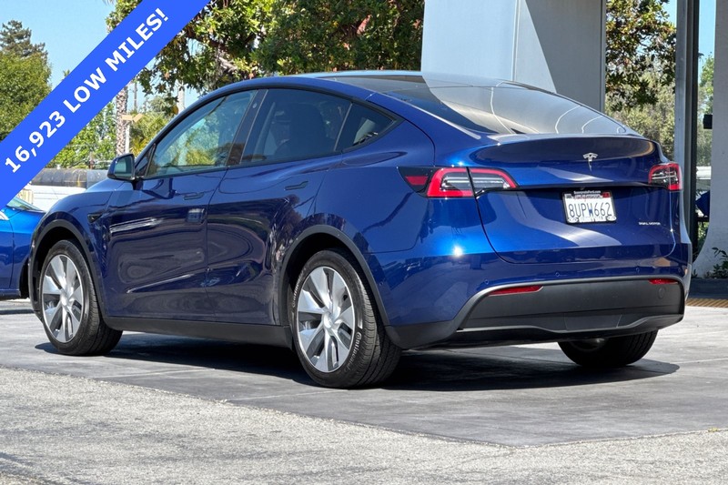 Tesla Model Y Vehicle Full-screen Gallery Image 06