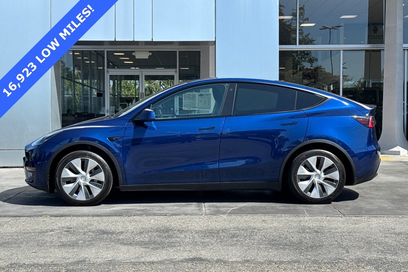 Tesla Model Y Vehicle Full-screen Gallery Image 07