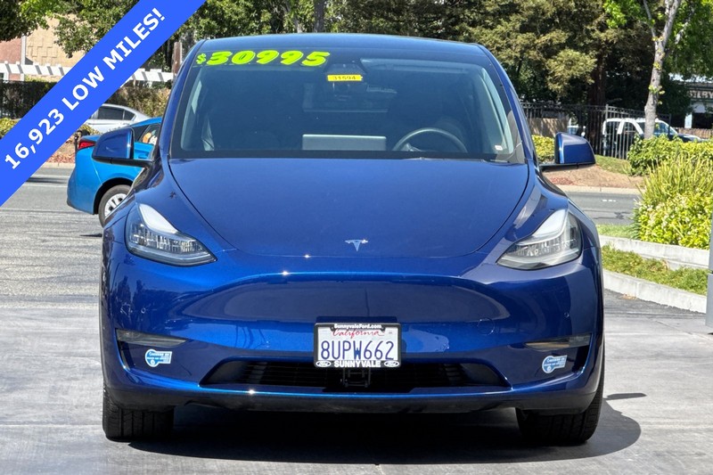 Tesla Model Y Vehicle Full-screen Gallery Image 09