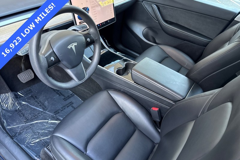 Tesla Model Y Vehicle Full-screen Gallery Image 10