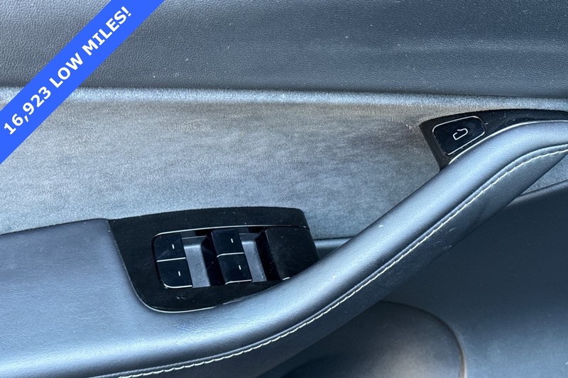 Tesla Model Y Vehicle Full-screen Gallery Image 11