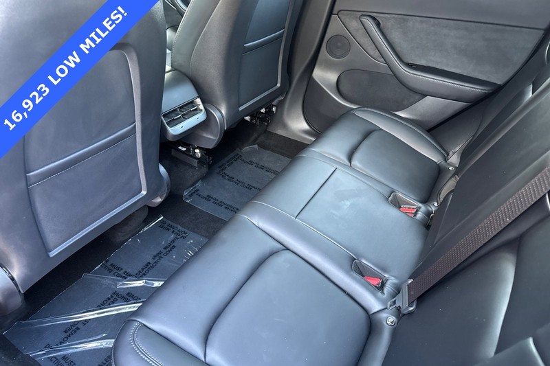 Tesla Model Y Vehicle Full-screen Gallery Image 12