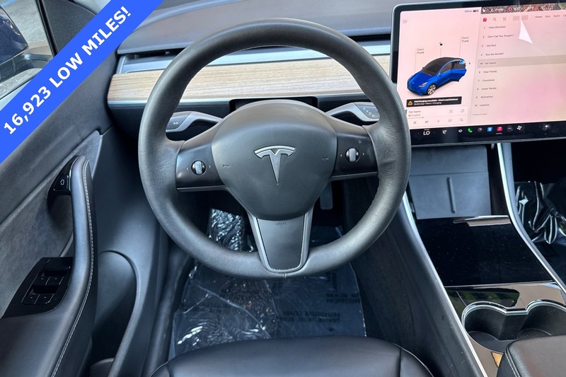 Tesla Model Y Vehicle Full-screen Gallery Image 14