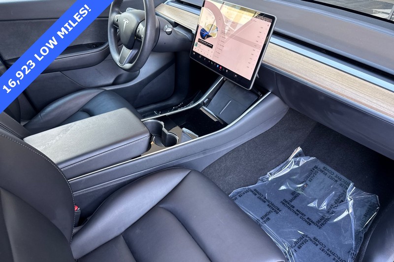 Tesla Model Y Vehicle Full-screen Gallery Image 16