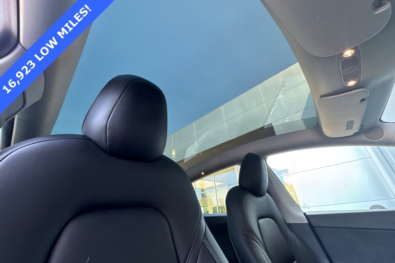 Tesla Model Y Vehicle Full-screen Gallery Image 17