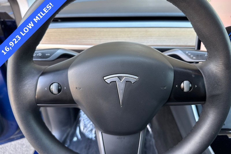 Tesla Model Y Vehicle Full-screen Gallery Image 23