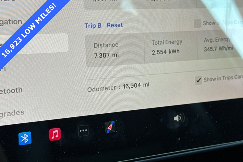 Tesla Model Y Vehicle Full-screen Gallery Image 25