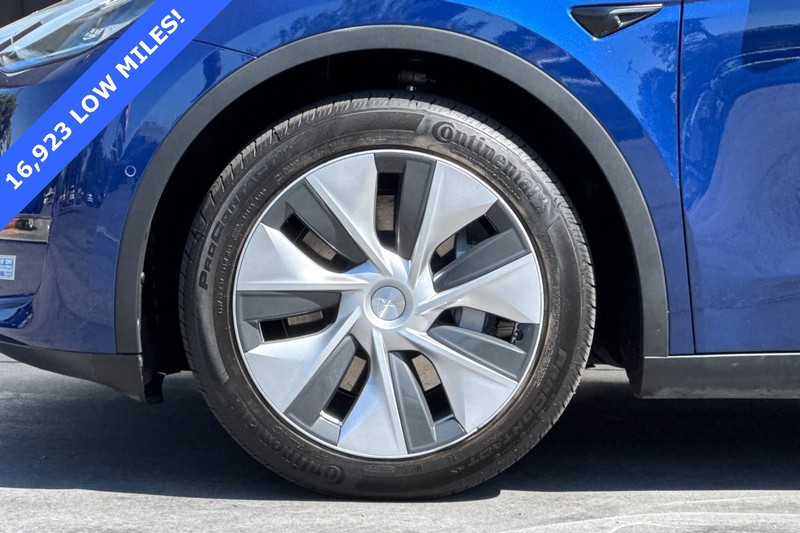 Tesla Model Y Vehicle Full-screen Gallery Image 26