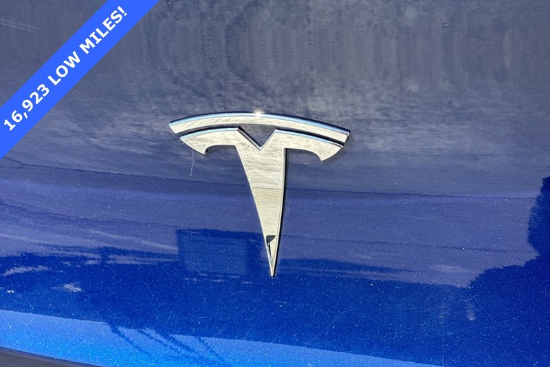 Tesla Model Y Vehicle Full-screen Gallery Image 27