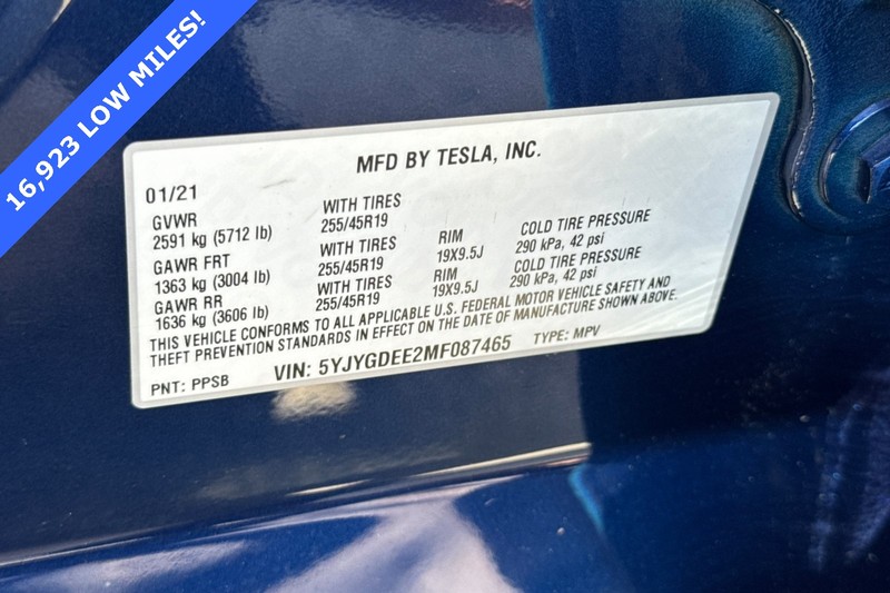 Tesla Model Y Vehicle Full-screen Gallery Image 29