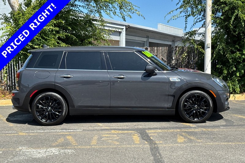 MINI Clubman Vehicle Full-screen Gallery Image 03