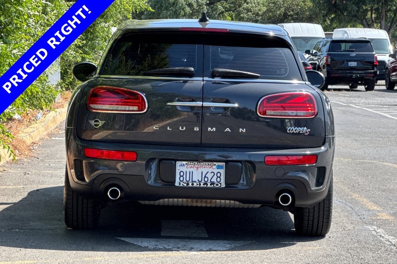 MINI Clubman Vehicle Full-screen Gallery Image 05