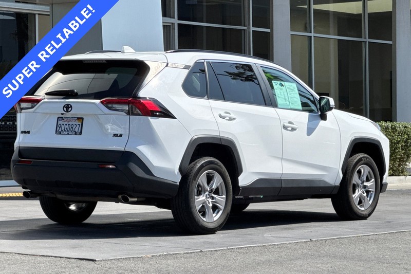 Toyota RAV4 Vehicle Full-screen Gallery Image 04