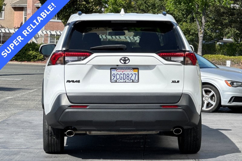 Toyota RAV4 Vehicle Full-screen Gallery Image 05