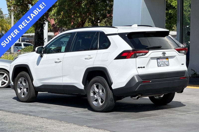 Toyota RAV4 Vehicle Full-screen Gallery Image 06