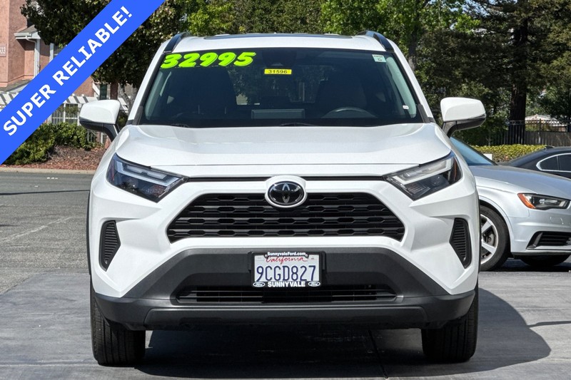 Toyota RAV4 Vehicle Full-screen Gallery Image 09