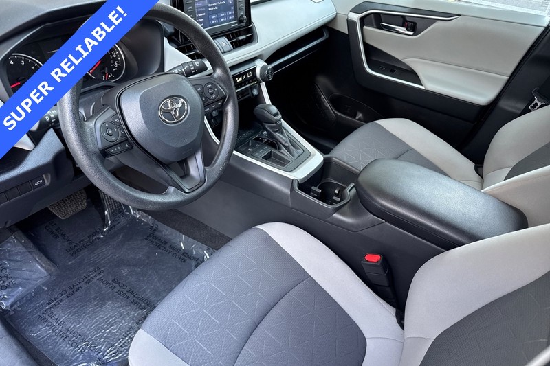 Toyota RAV4 Vehicle Full-screen Gallery Image 10
