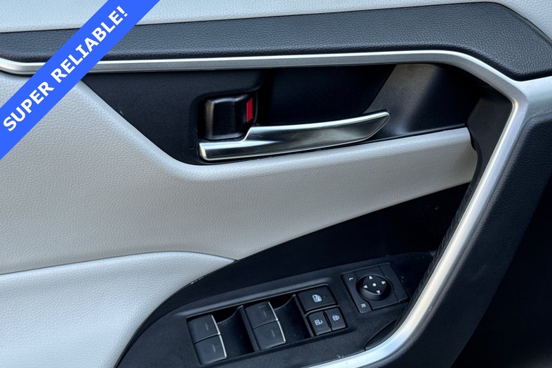 Toyota RAV4 Vehicle Full-screen Gallery Image 11