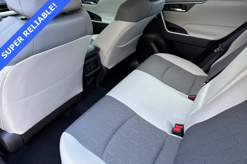 Toyota RAV4 Vehicle Full-screen Gallery Image 12