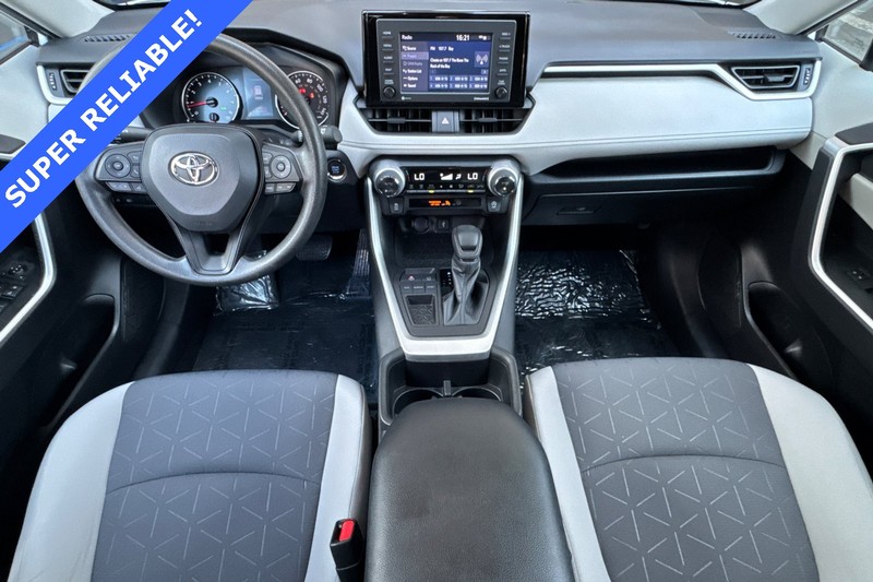 Toyota RAV4 Vehicle Full-screen Gallery Image 13