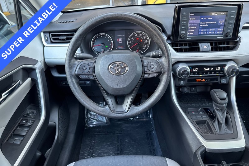 Toyota RAV4 Vehicle Full-screen Gallery Image 14