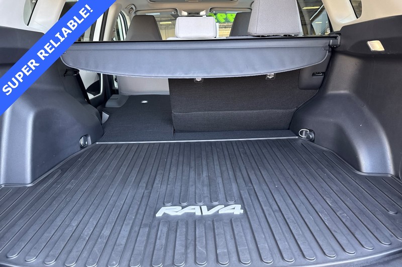 Toyota RAV4 Vehicle Full-screen Gallery Image 15
