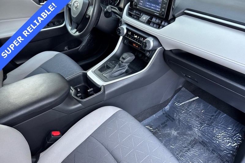 Toyota RAV4 Vehicle Full-screen Gallery Image 16