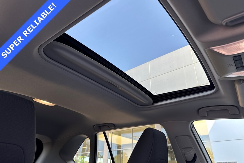 Toyota RAV4 Vehicle Full-screen Gallery Image 17