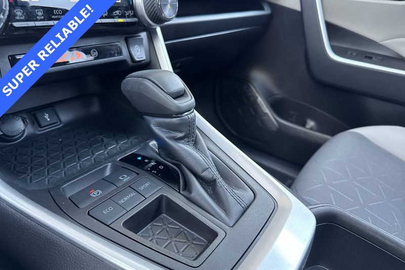 Toyota RAV4 Vehicle Full-screen Gallery Image 21