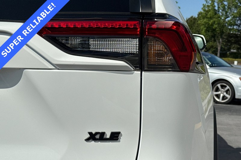 Toyota RAV4 Vehicle Full-screen Gallery Image 27