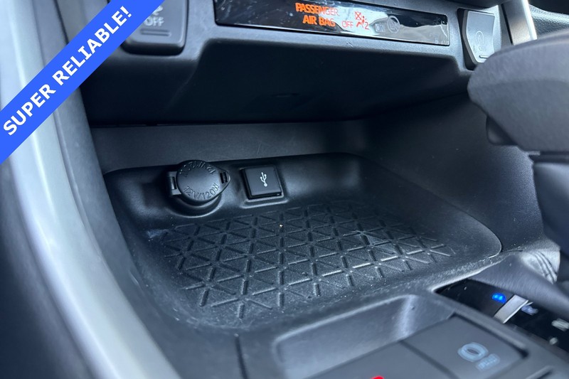 Toyota RAV4 Vehicle Full-screen Gallery Image 28