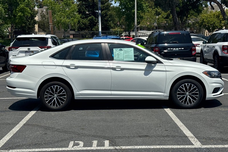 Volkswagen Jetta Vehicle Full-screen Gallery Image 03
