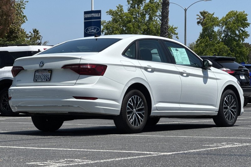 Volkswagen Jetta Vehicle Full-screen Gallery Image 04