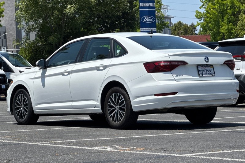Volkswagen Jetta Vehicle Full-screen Gallery Image 06