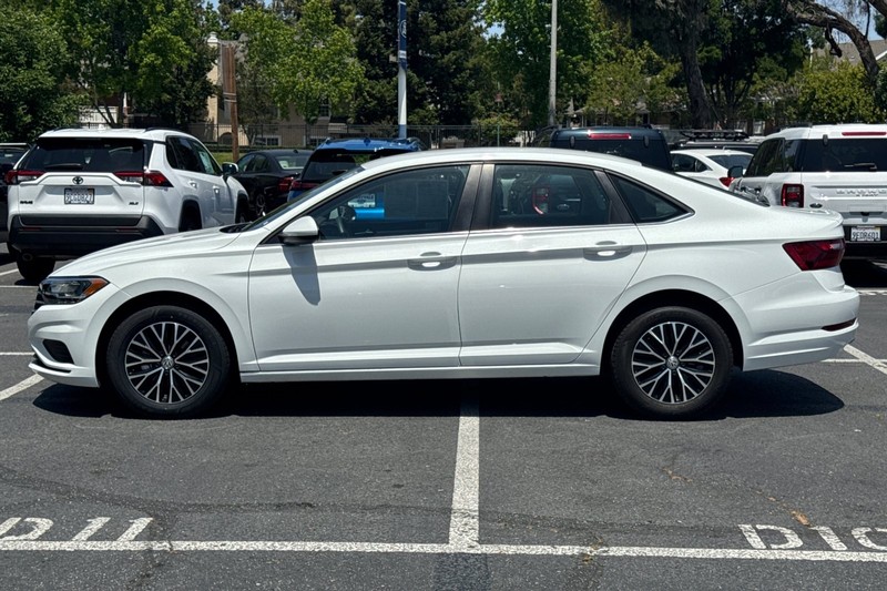 Volkswagen Jetta Vehicle Full-screen Gallery Image 07