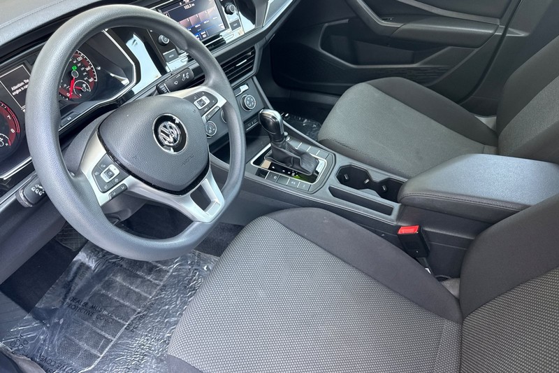 Volkswagen Jetta Vehicle Full-screen Gallery Image 10